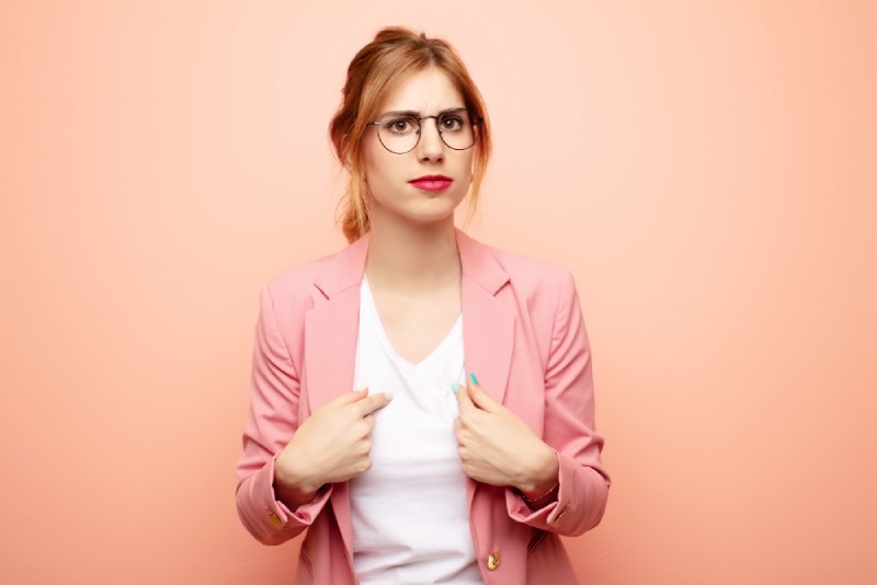 Femme habillée masquant sa poitrine