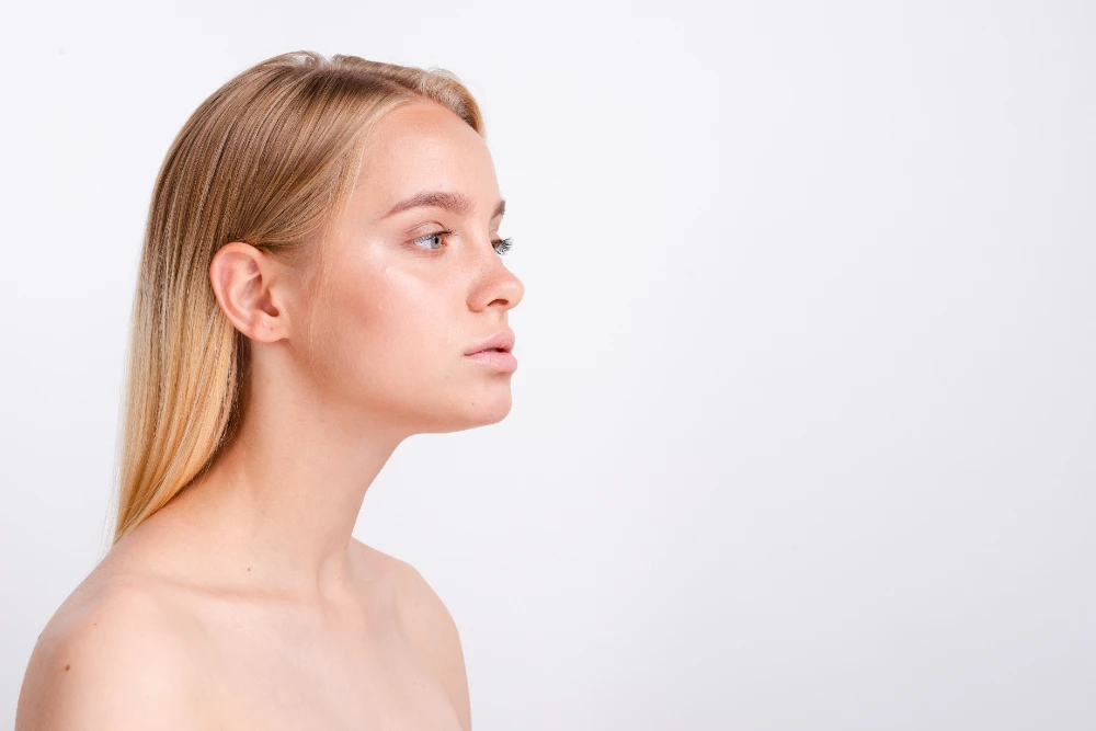 Profil d'une femme au visage asymétrique vu de côté.