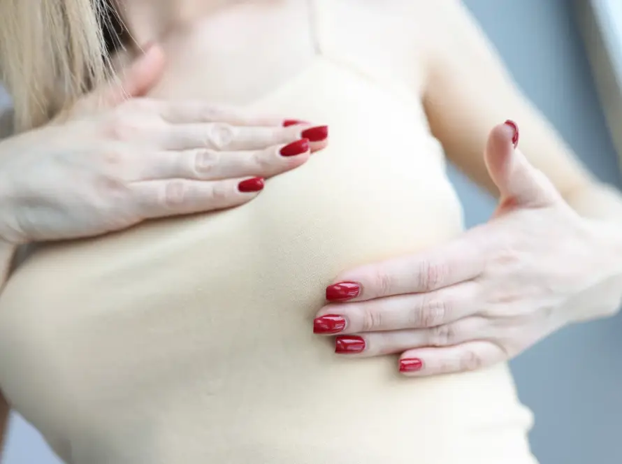 femme constatant une perte de sensibilité post augmentation mammaire