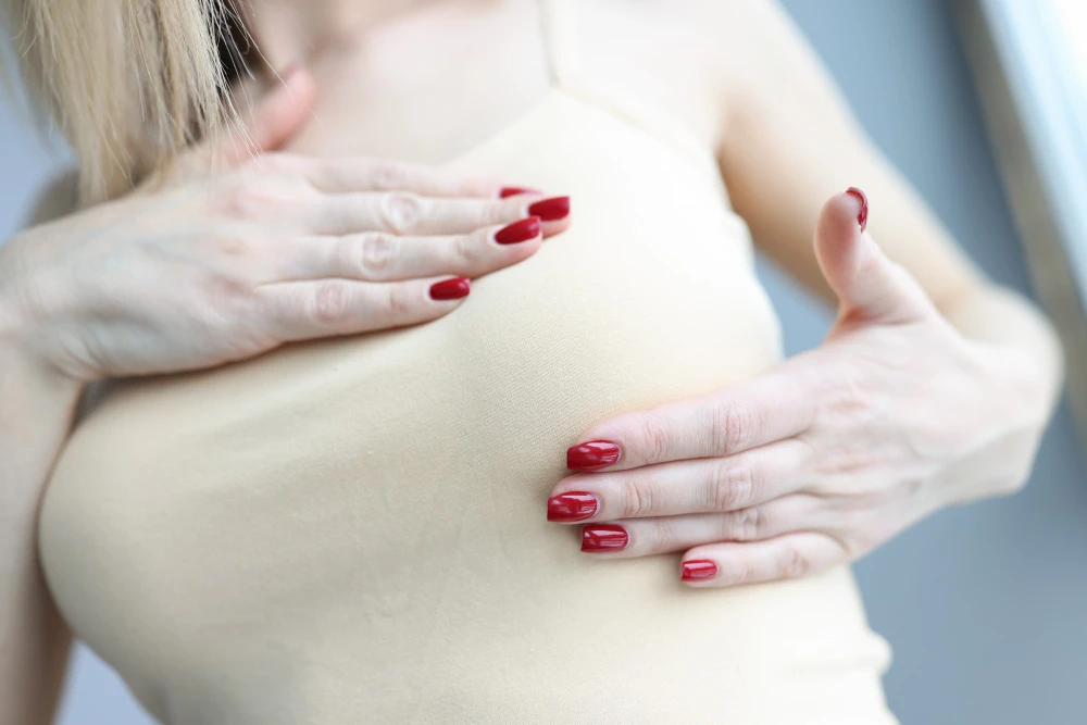 femme constatant une perte de sensibilité post augmentation mammaire