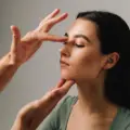 femme en consultation post cicatrisation de rhinoplastie