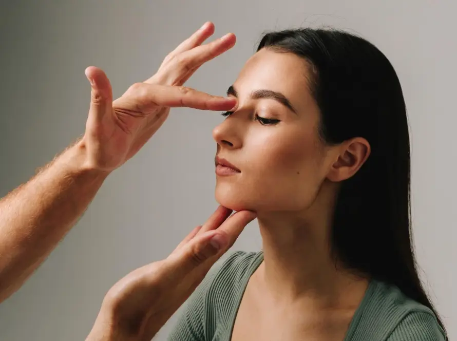 femme en consultation post cicatrisation de rhinoplastie