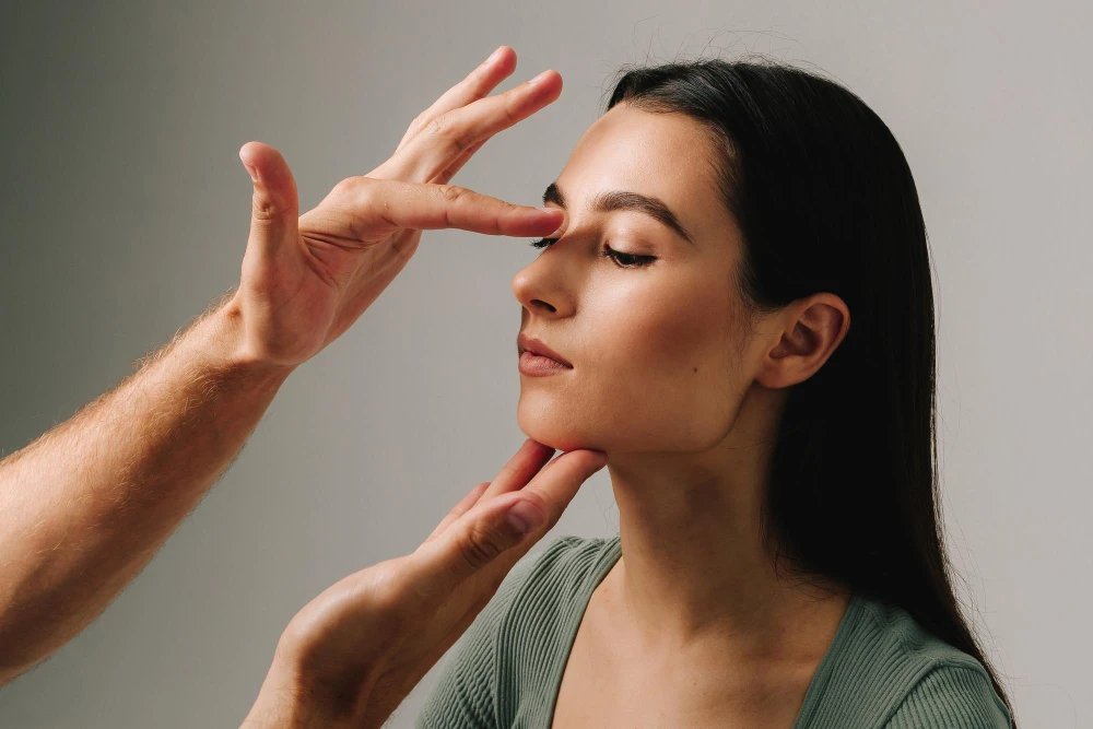femme en consultation post cicatrisation de rhinoplastie