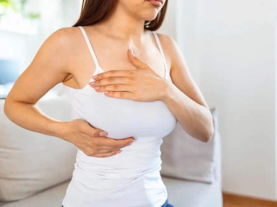 femme gardant une douleur après une augmentation mammaire